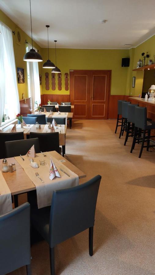Hotel & Restaurant Lindengarten 뤼벤 외부 사진